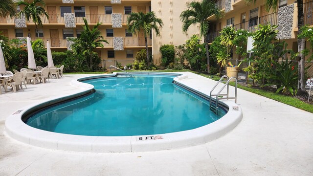 view of swimming pool