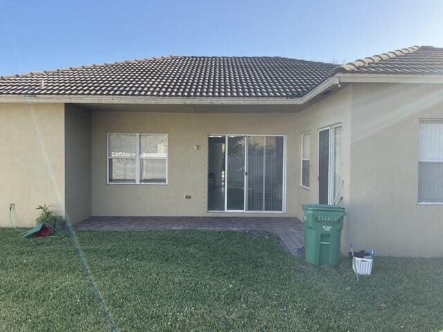 back of house featuring a yard