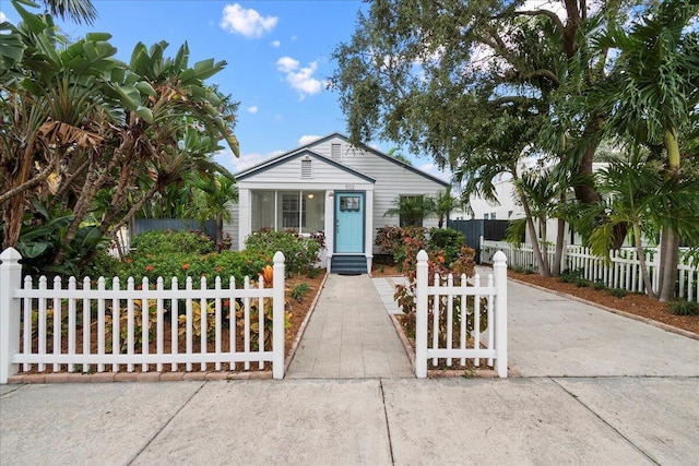502 39th St, West Palm Beach, FL 33407 - view of front of property with a fenced front yard