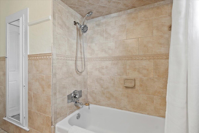 bathroom with shower / bath combo