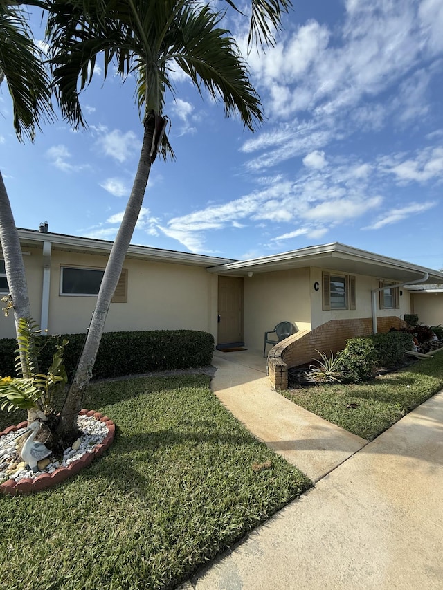 view of front of house with a front lawn