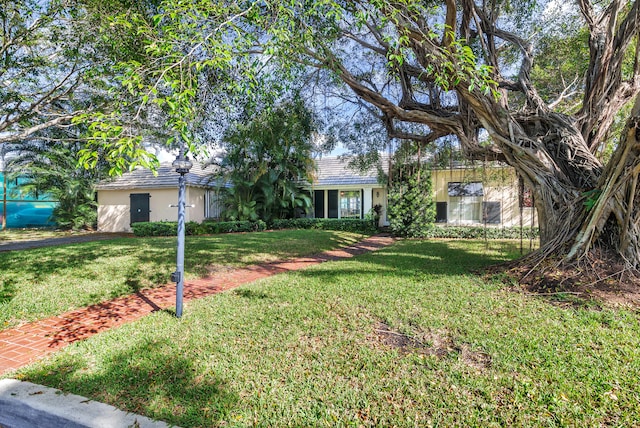 5400 Essex Ct, West Palm Beach, FL 33405 - view of front of house with a front yard
