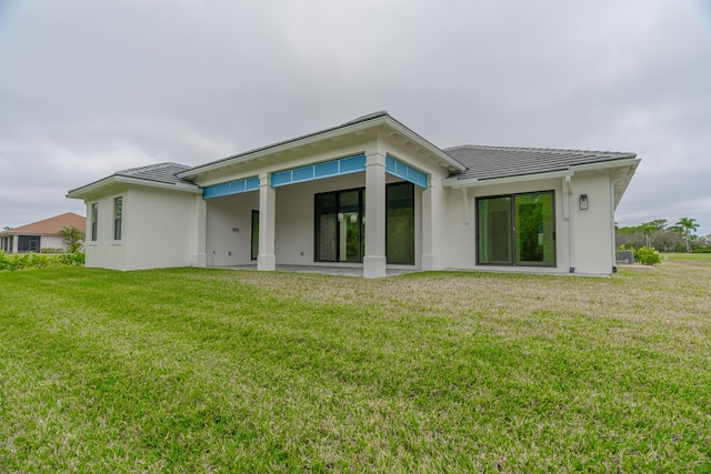 back of house featuring a lawn