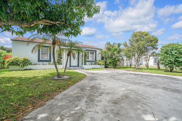 view of front of home featuring a front lawn