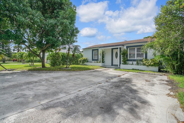 single story home with a front yard