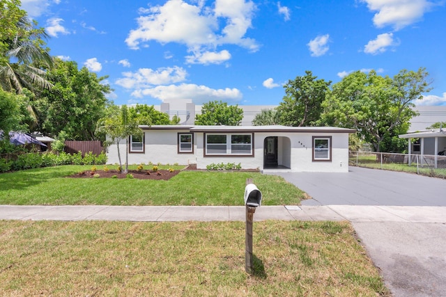 ranch-style home featuring a front lawn