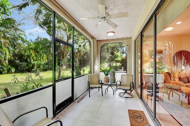 sunroom with ceiling fan