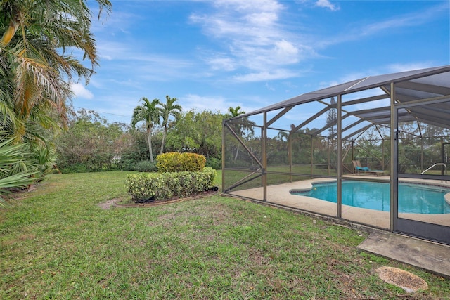 view of swimming pool featuring a yard