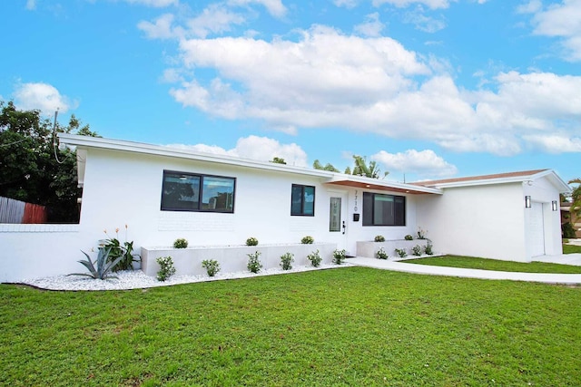 single story home featuring a front lawn