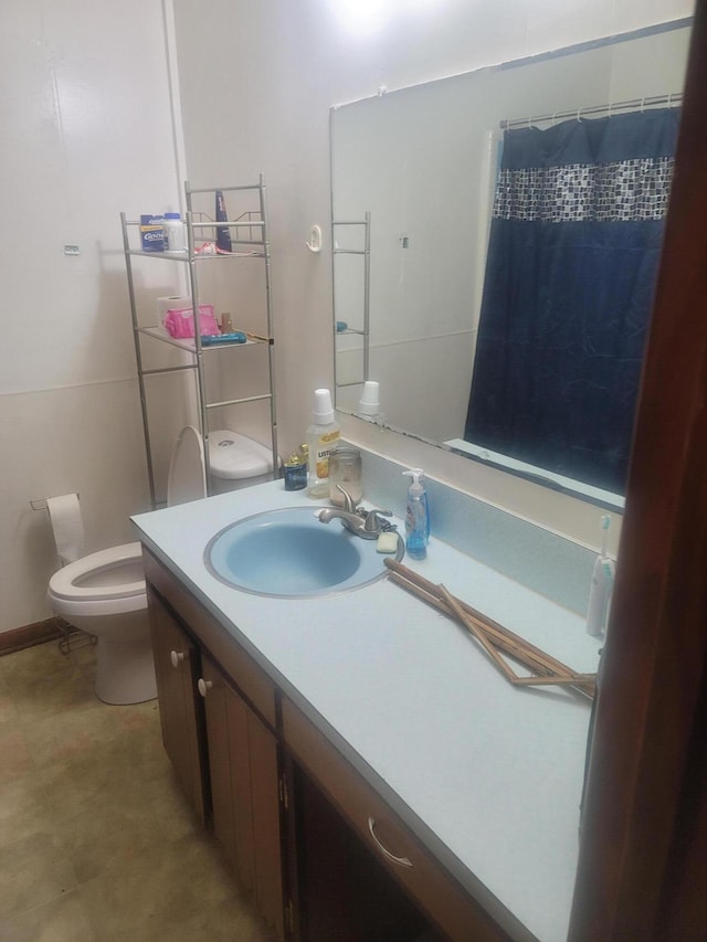 bathroom featuring toilet, a shower with curtain, and vanity