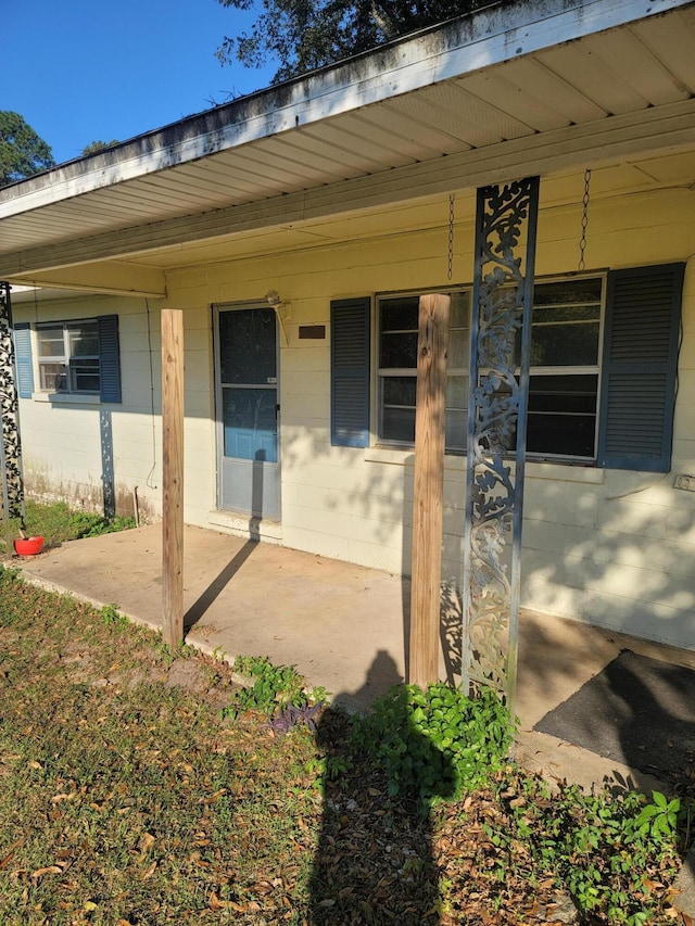 property entrance with covered porch