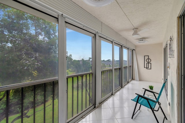 sunroom / solarium featuring ceiling fan