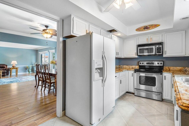 kitchen with white cabinetry, stainless steel appliances, light hardwood / wood-style floors, and ceiling fan