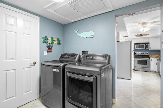 washroom with light tile patterned flooring, washing machine and clothes dryer, and ceiling fan