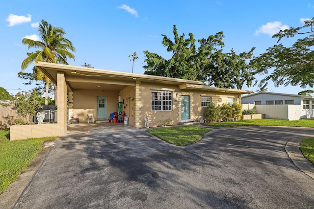 view of front facade featuring a carport