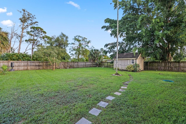 view of yard with an outbuilding