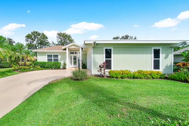 view of front of property featuring a front yard