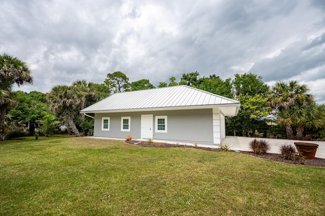 single story home with a front lawn