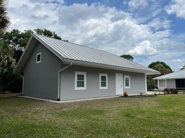 view of front of home with a front lawn