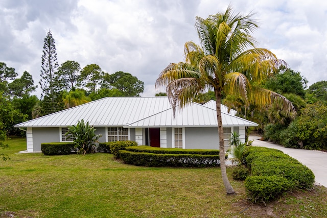 ranch-style house featuring a front lawn