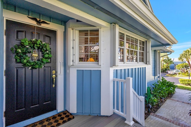 property entrance featuring a porch