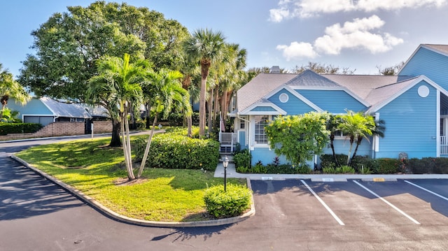 view of front of property featuring a front lawn