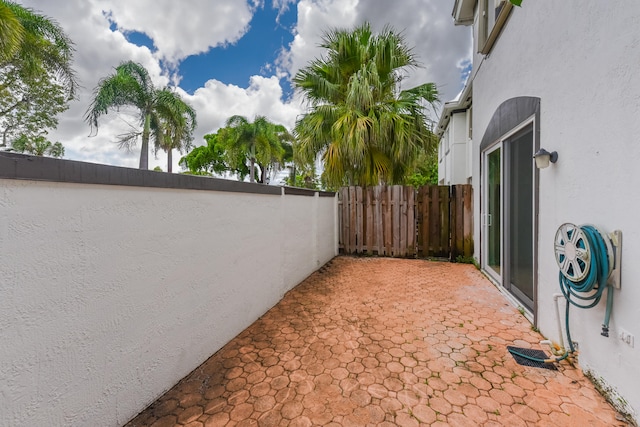 view of yard featuring a patio area