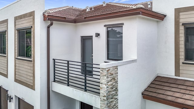 view of side of home featuring a balcony