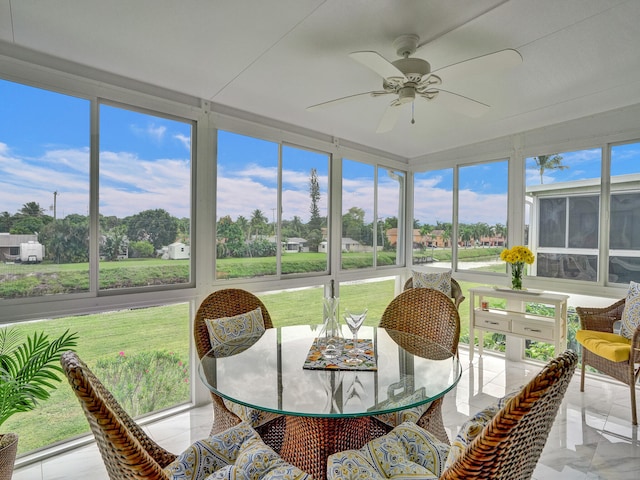 sunroom with ceiling fan