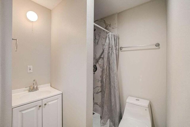 2511 W Abdella St, Tampa, FL 33607 - bathroom featuring vanity, a shower with shower curtain, and toilet