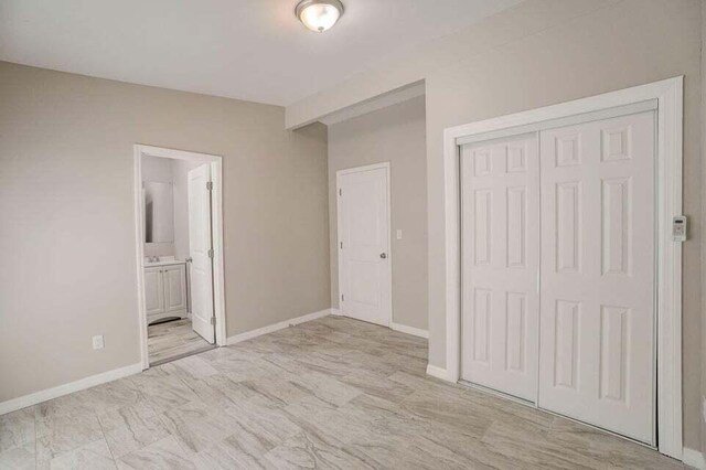 2511 W Abdella St, Tampa, FL 33607 - unfurnished bedroom featuring a closet and ensuite bath