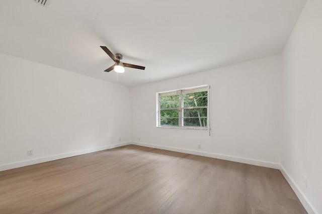 unfurnished room with wood-type flooring and ceiling fan