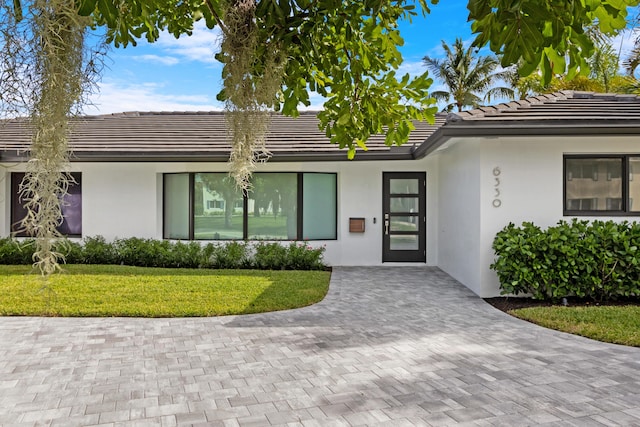 view of front of house featuring a front lawn