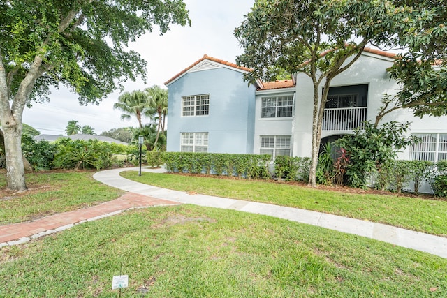 view of front of property featuring a front yard