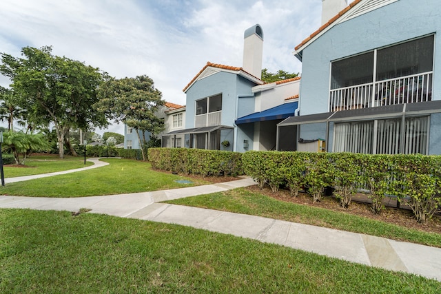 view of home's community featuring a yard