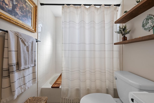 bathroom featuring toilet and shower / bath combo with shower curtain