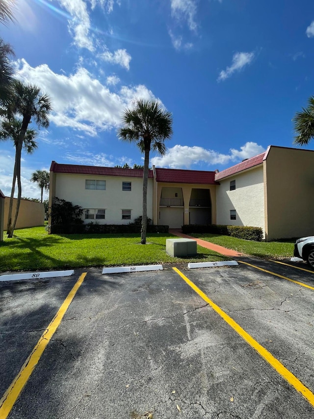 view of front facade with a front yard