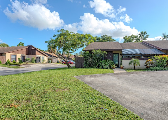 view of front of home featuring a front lawn