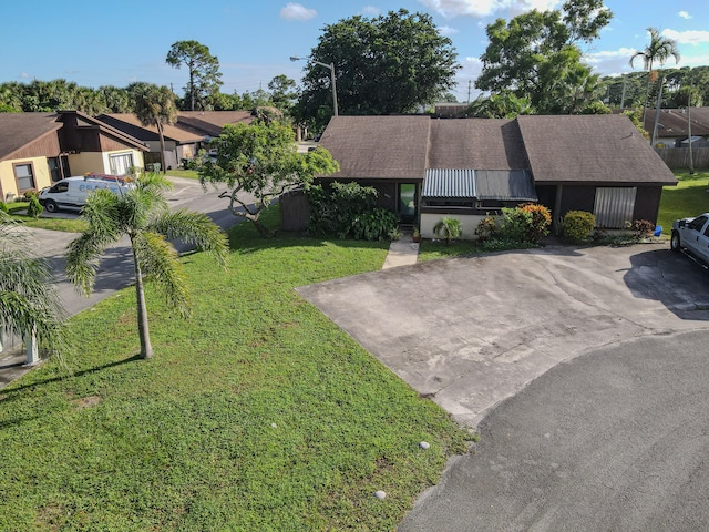 ranch-style home featuring a front lawn