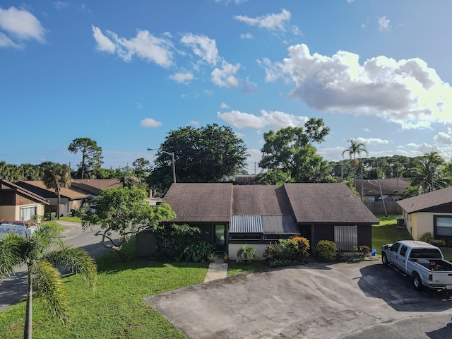 view of front of property featuring a front yard