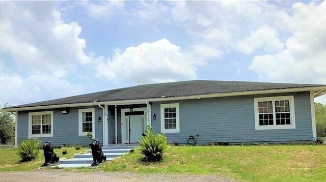 view of front of house featuring a front yard