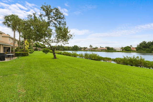 view of yard featuring a water view