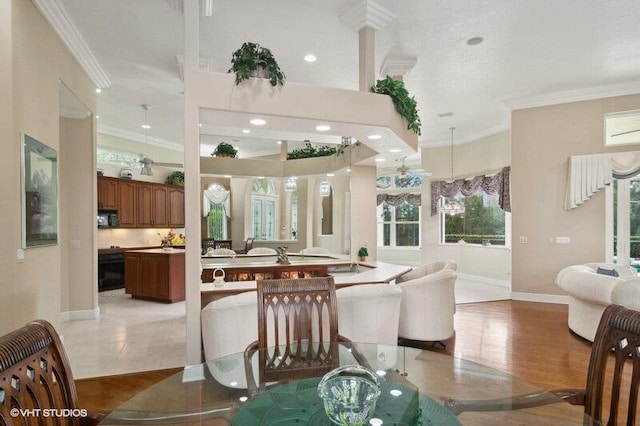 dining space with crown molding, a notable chandelier, and light hardwood / wood-style floors