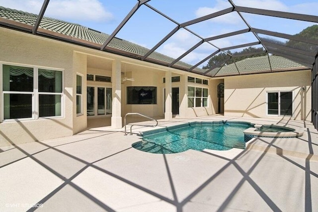 view of swimming pool with a patio, a lanai, an in ground hot tub, and ceiling fan