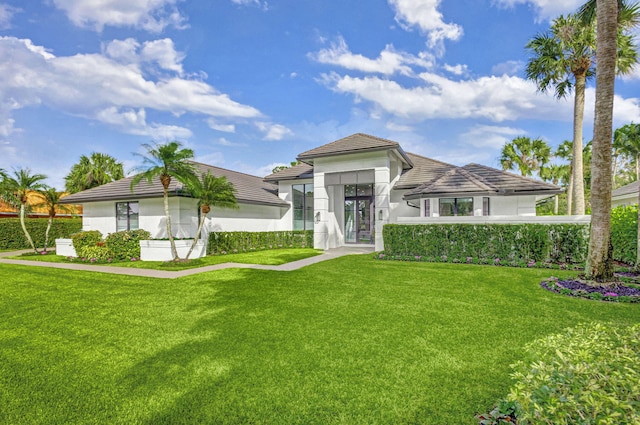 view of front of home featuring a front yard