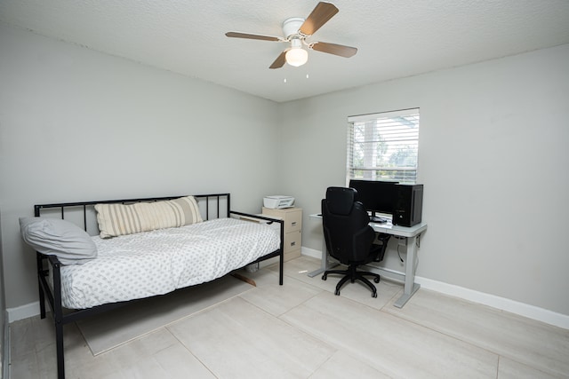 bedroom featuring ceiling fan and a textured ceiling