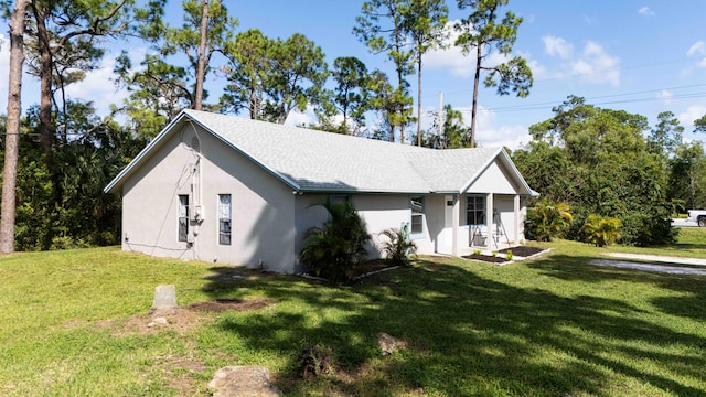 view of front of property featuring a front yard