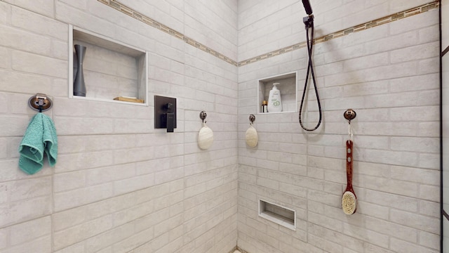 bathroom featuring a tile shower