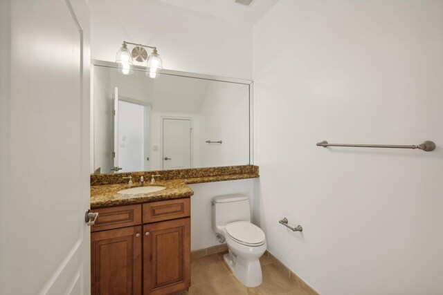 carpeted foyer featuring ceiling fan