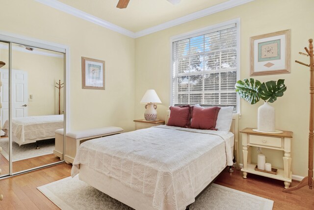 bedroom featuring a closet, ornamental molding, hardwood / wood-style floors, and ceiling fan